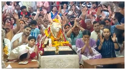 Kailash Kher visits Mahakaleshwar Temple in Ujjain attends Bhasma Aarti