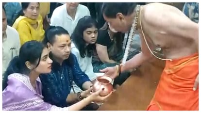 Kailash Kher visits Mahakaleshwar Temple in Ujjain attends Bhasma Aarti