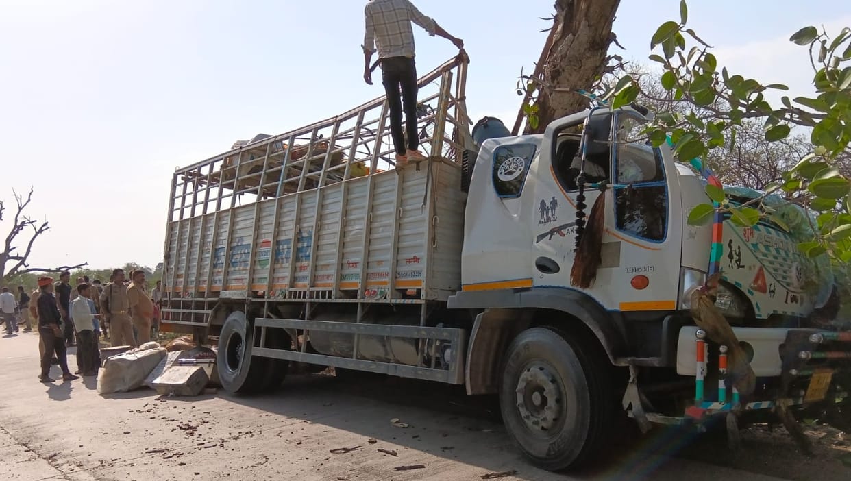 Mahoba Accident DCM truck crashes into a tree after driver dozes off 12 injured and 20 mules died