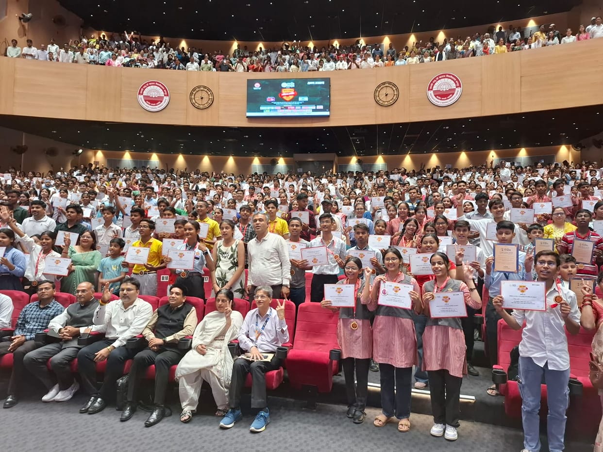 Over 1,000 Meritorious Students Honoured at Amar Ujala Bhavishya Jyoti Event in Kanpur