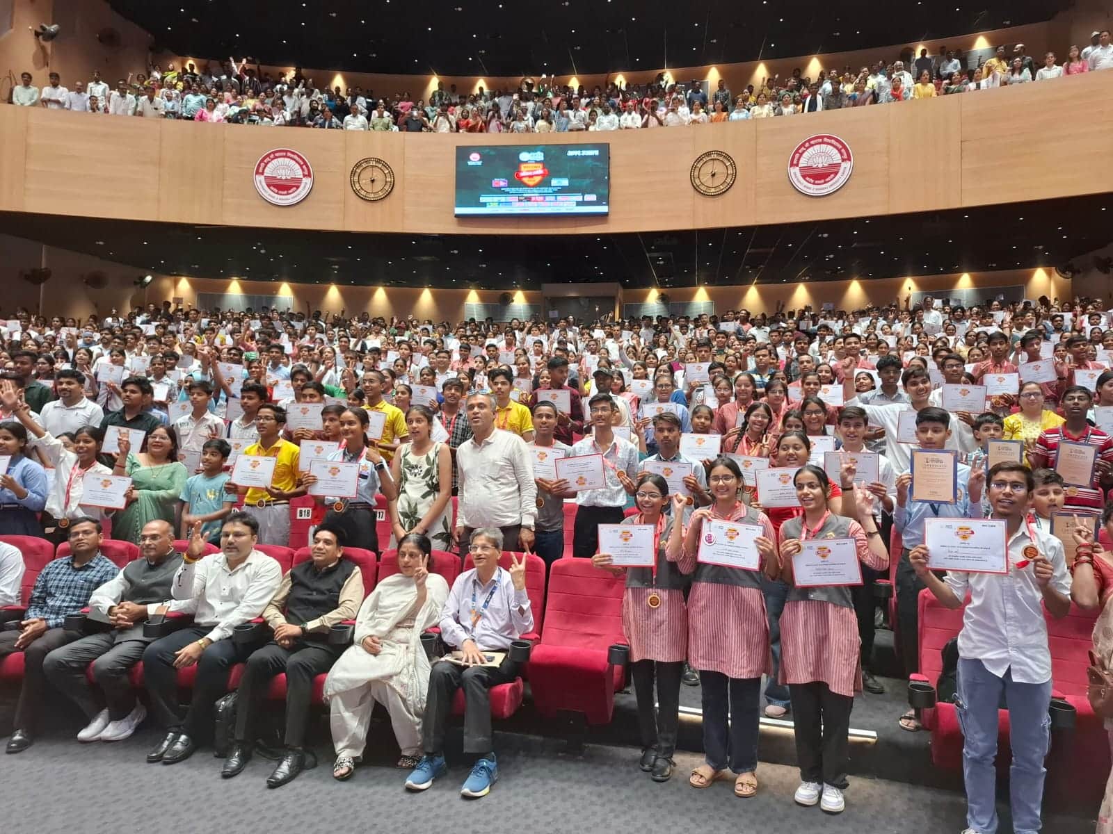 Over 1,000 Meritorious Students Honoured at Amar Ujala Bhavishya Jyoti Event in Kanpur