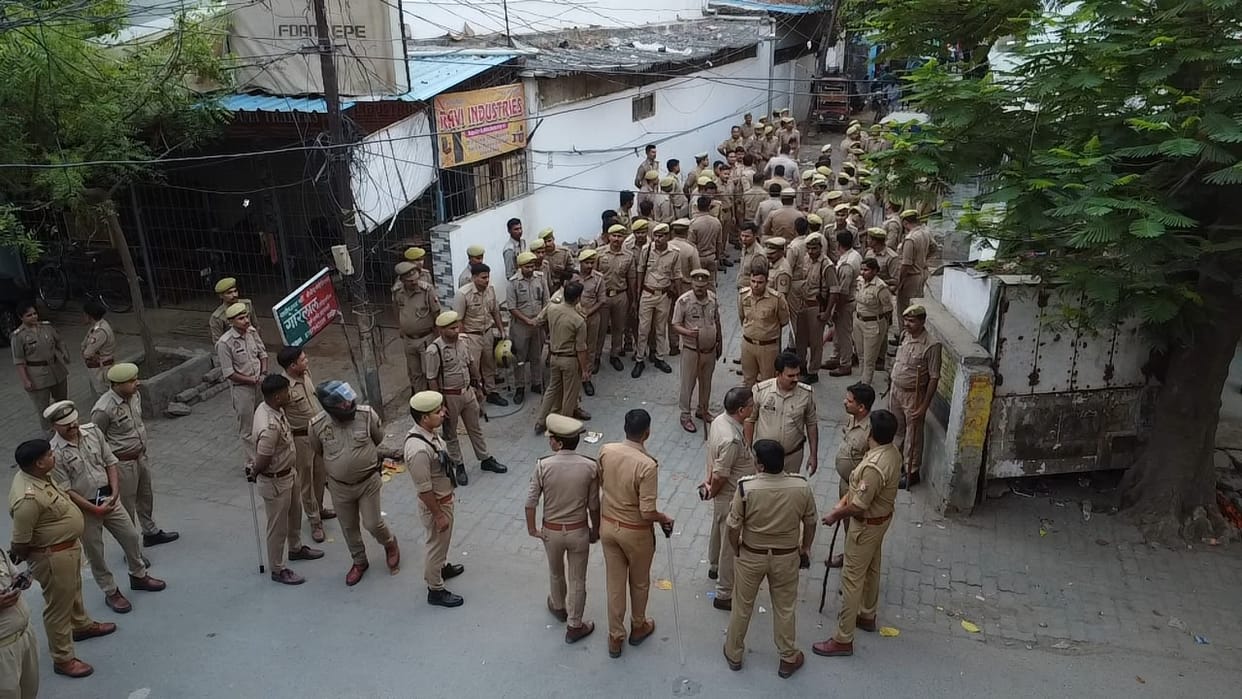 Kanpur Police strike against drug smugglers 150 personnel raid 75 locations at dawn 10 detained