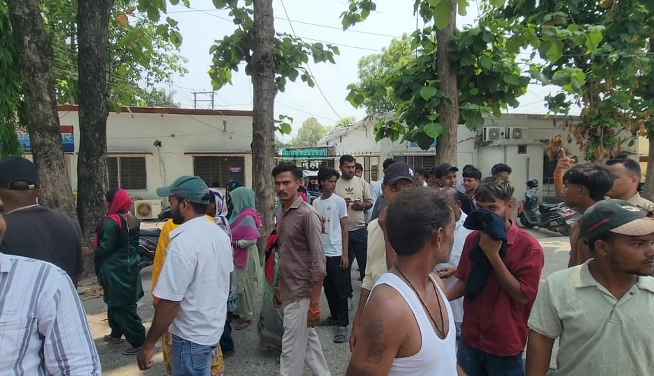 Municipal Corporation team attacked while removing encroachment, councilor's husband injured during clash