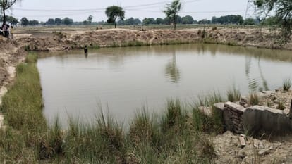 Kaushambi News: Cousin sisters who went out to graze goats drowned in a pond, causing chaos in the village