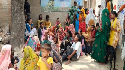मंझनपुर टेवा इलाके में दो बच्चों के तालाब में डूबने की घटना के बाद रोते बिलखते परिजन।