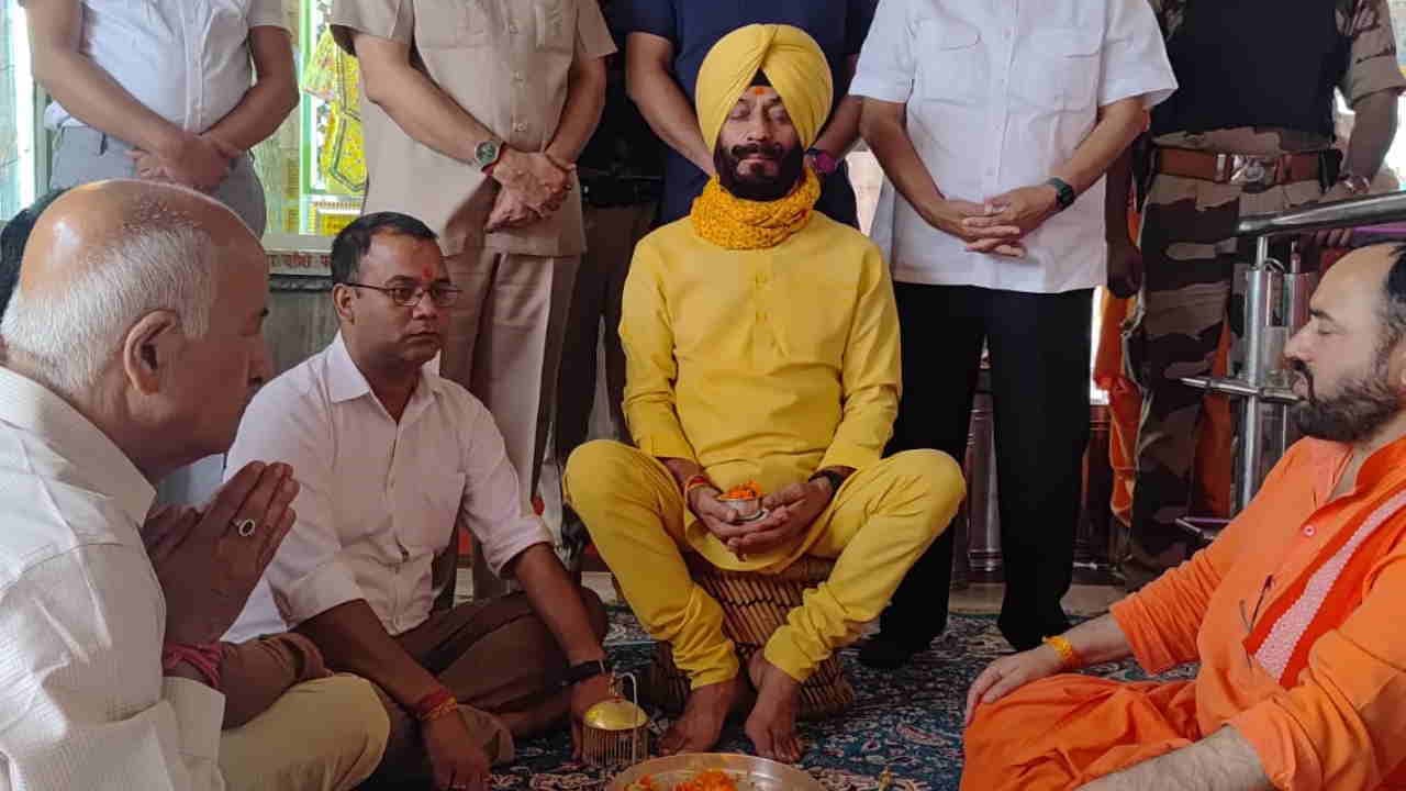 श्री सिद्धबली धाम में पूजा करते मनिंदरजीत सिंह बिट्टा 