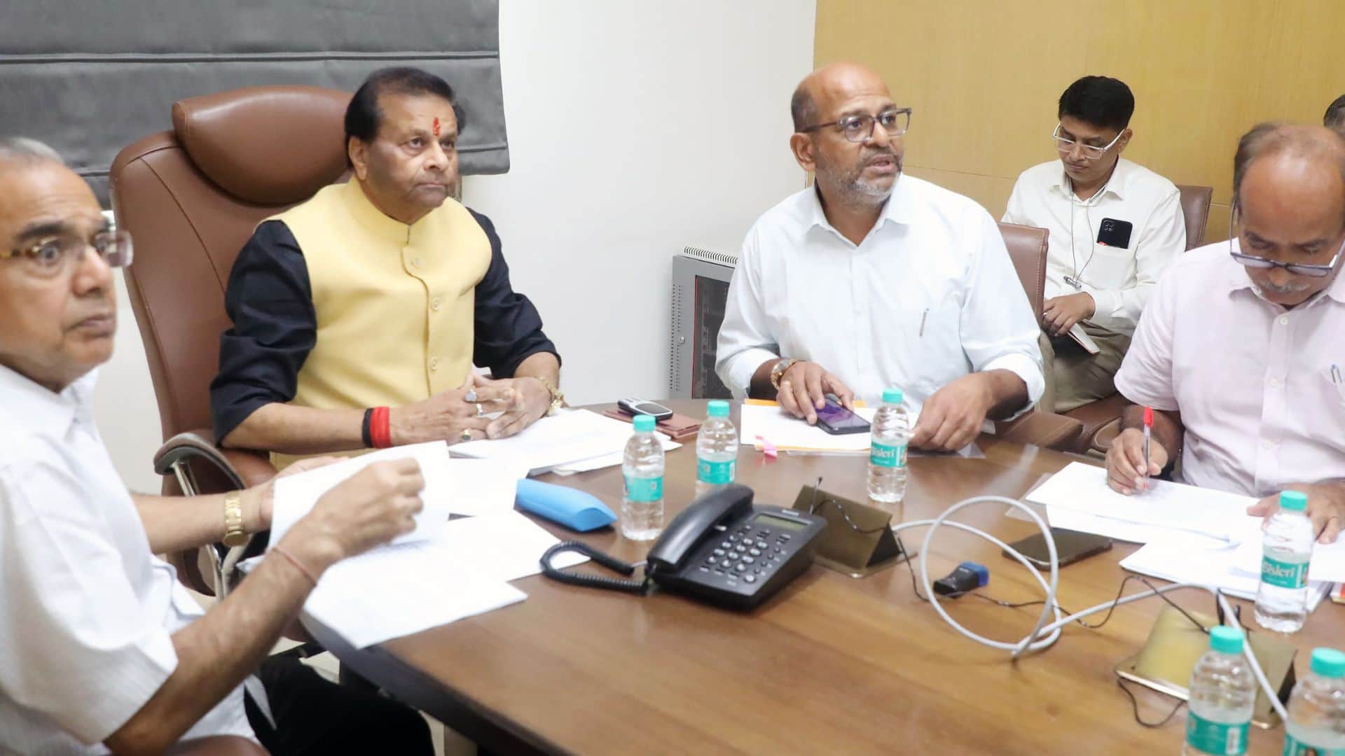 मप्र वित्त आयोग के अध्यक्ष जयभान सिंह पवैया ने अधिकारियों के साथ की बैठक