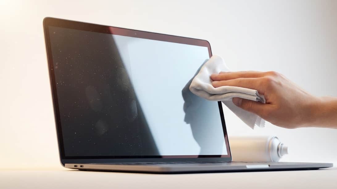You Damaging Your Laptop Screen While Cleaning It? Here’s Right Way