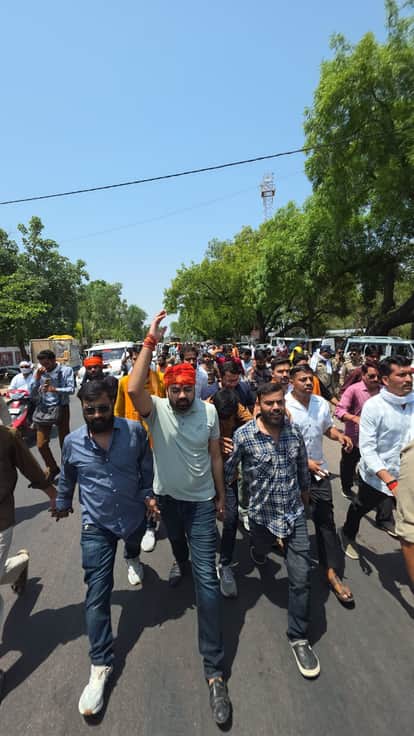 chhatarpur-protest-at-collector-office-after-road-accident-dispute