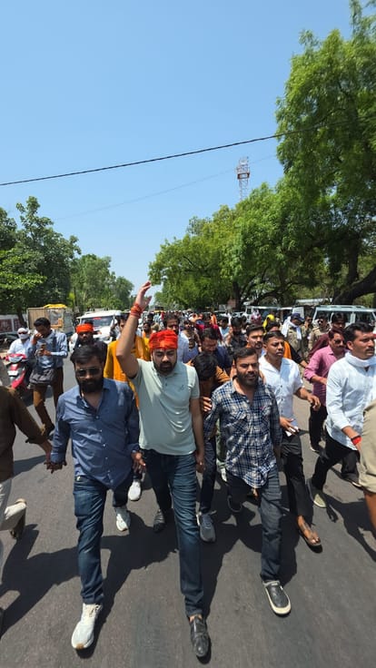 chhatarpur-protest-at-collector-office-after-road-accident-dispute