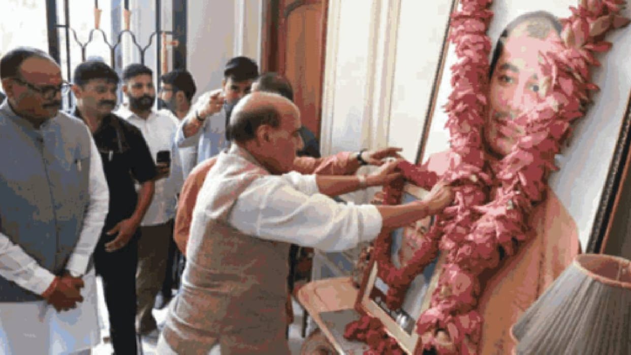 UP: Rajnath Singh met Aparna Yadav, arriving at her residence with his convoy, and offered condolences to the