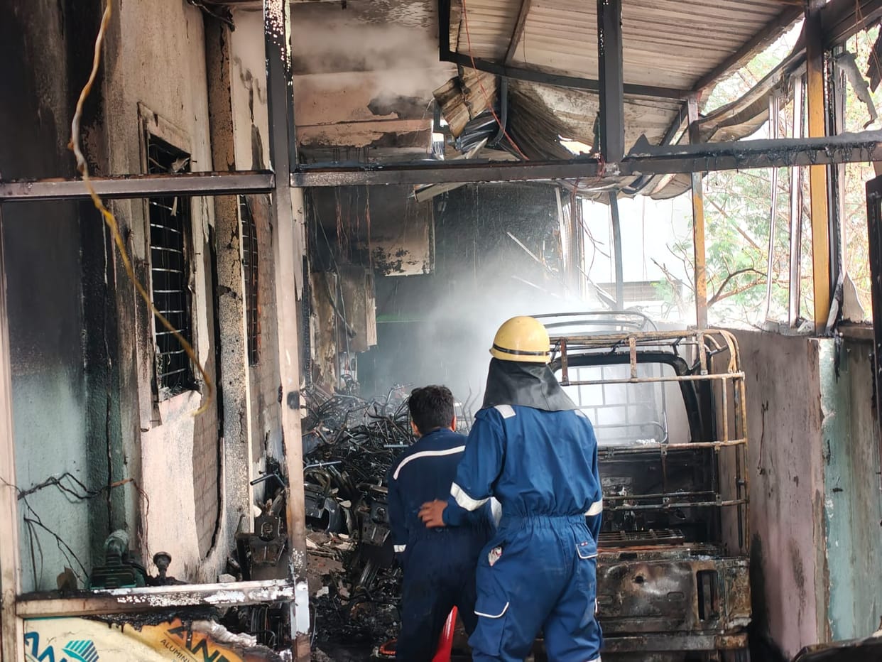Indore: E-rickshaws were being charged at a showroom in Indore, a short circuit caused the fire.