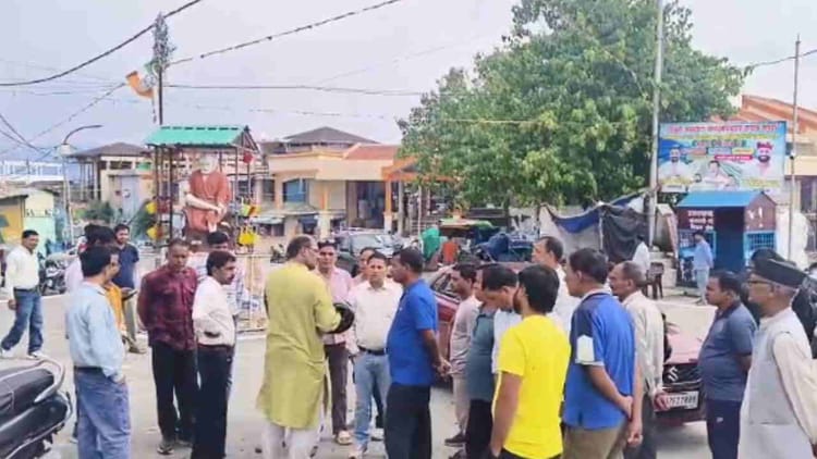 Tehri Garhwal: मुख्य सचिव के फ्लीट वाहन ने कार को मारी टक्कर, लोगों का हंगामा, चालक को गिरफ्तार करने की मांग