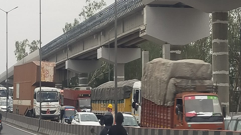 Illegal Bus Stops Return on Delhi Highway, Causing Massive Traffic Jam in Agra