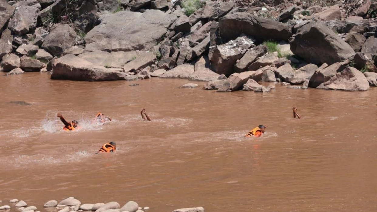 Explained the technique for rescuing villagers stranded in the river.