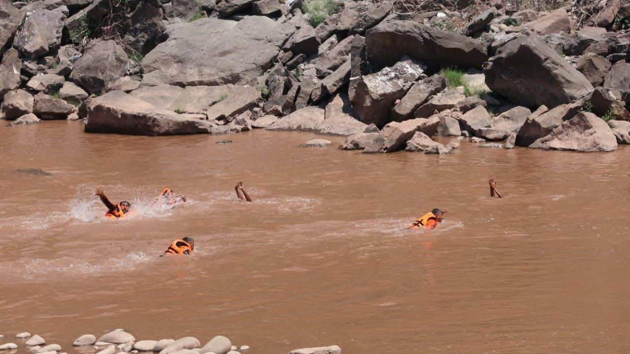 आपदा से बचने के लिए बाढ़ राहत अभियान चलाती टीमें।