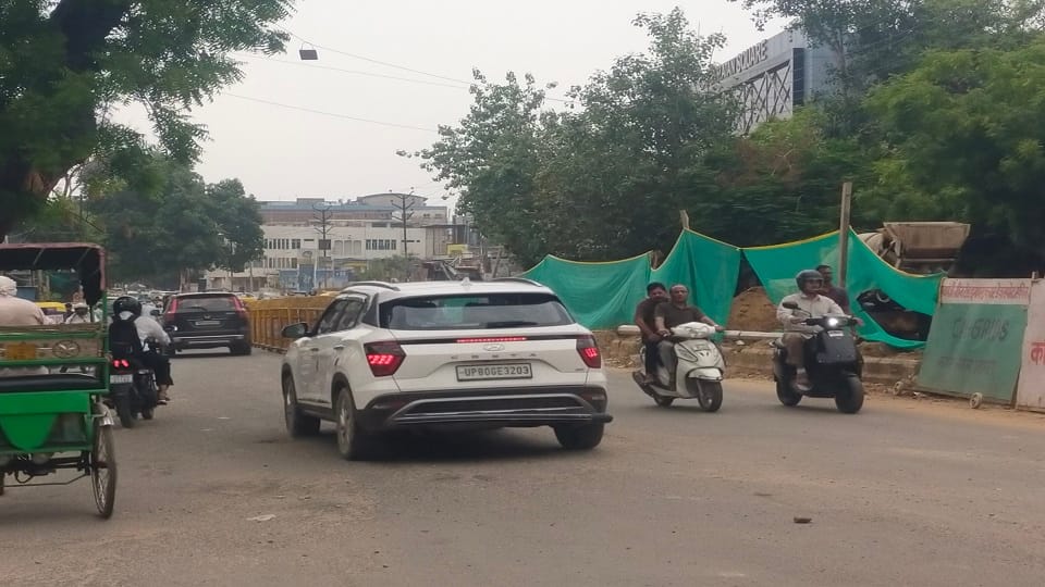 Traffic Restructuring at Hariparvat in Agra: Encroachments Removed and Iron Grills Installed Amid CM Grid Work