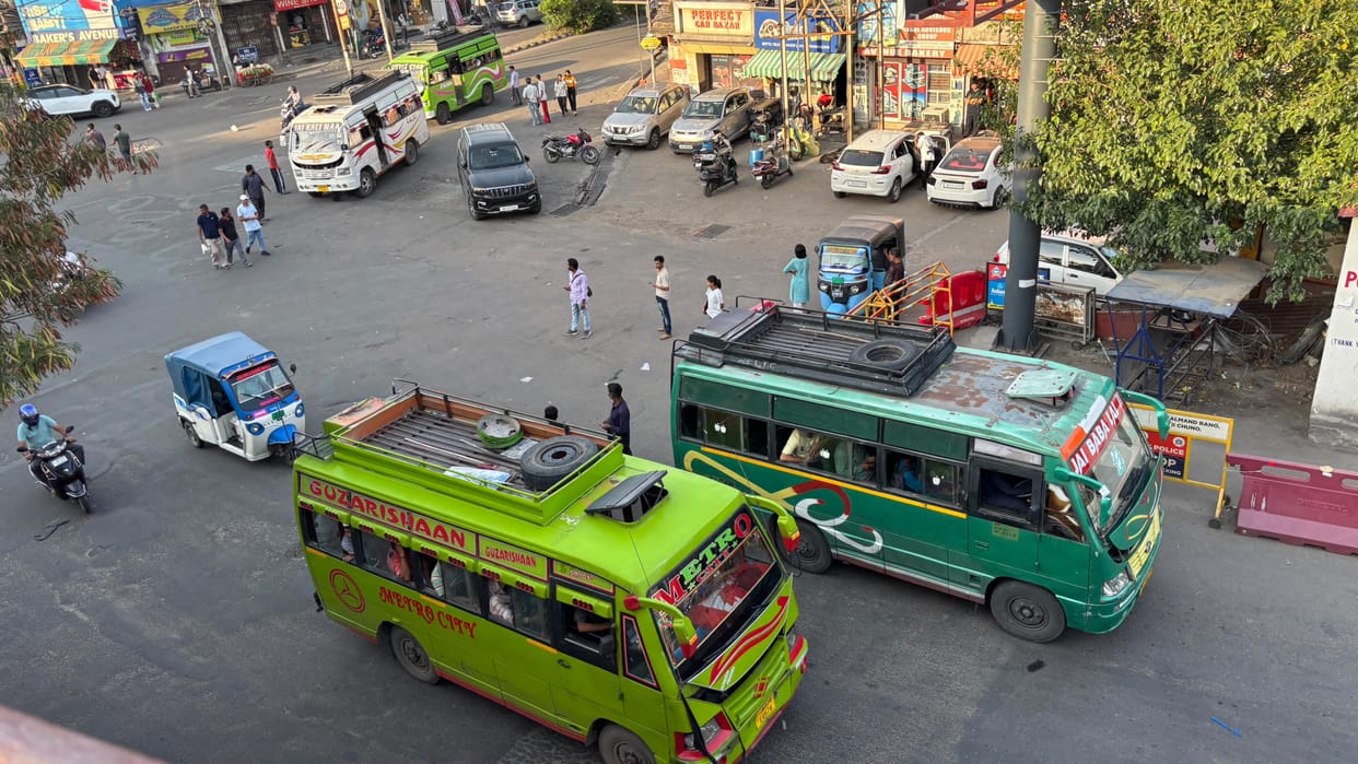 Matador crashes into pole after driver loses balance while talking on mobile phone 8 injured