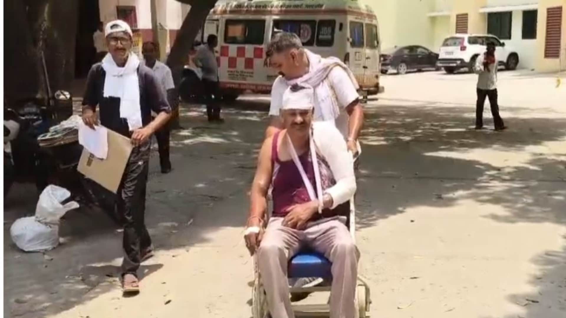 ग्रामीणों के हमले में घायल छत्तीसगढ़ पुलिस का जवान।