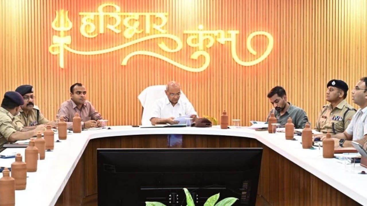 आयुक्त गढ़वाल मंडल आनंद स्वरूप ने की बैठक