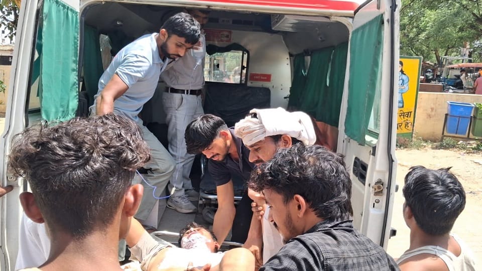 Gate mechanic burnt by 11000 kV high tension line in Khair