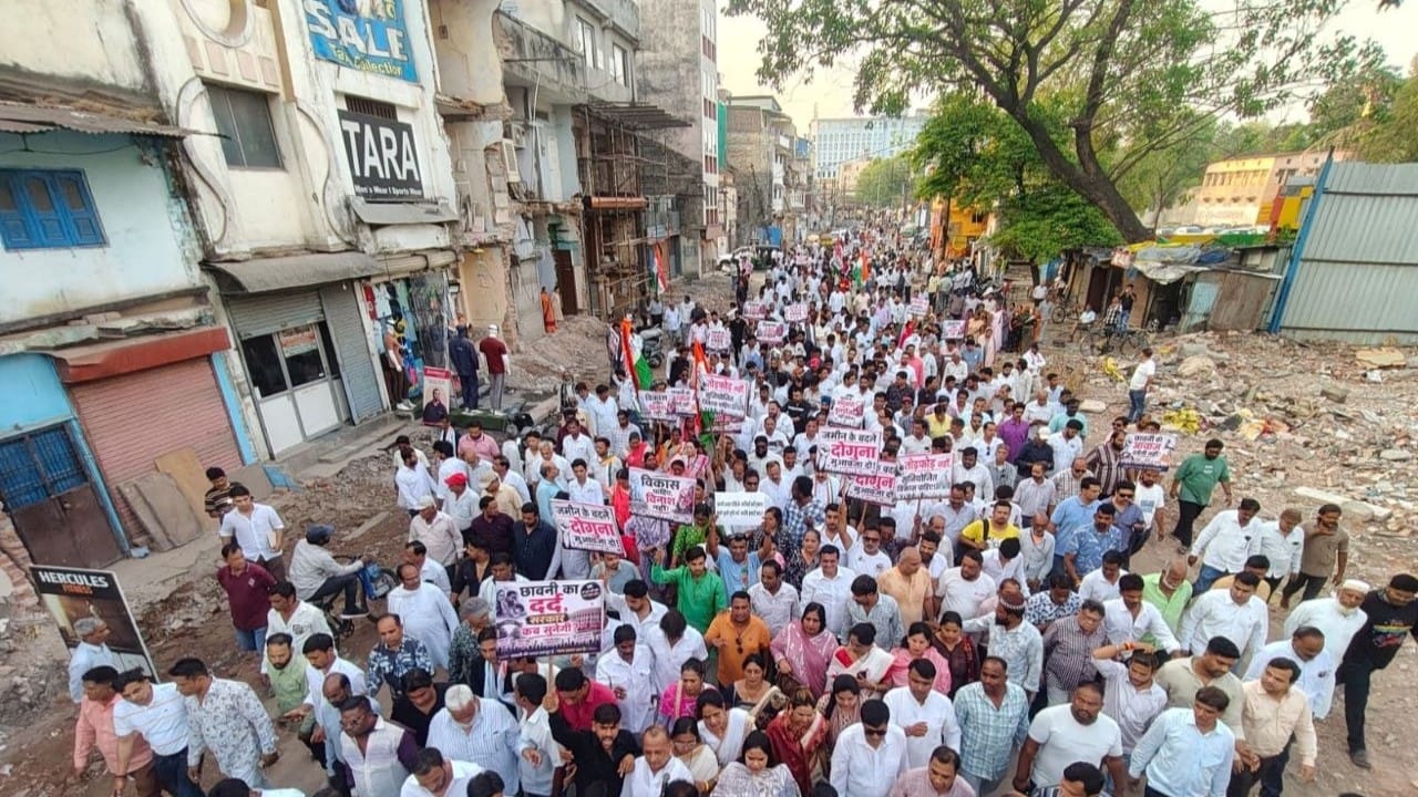 कांग्रेसियों ने निकाली रैली।