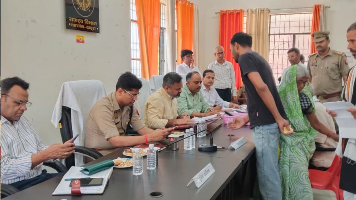Kushinagar DM-SP heard the complaints on the Sampoorna Samadhan Diwas news in hindi