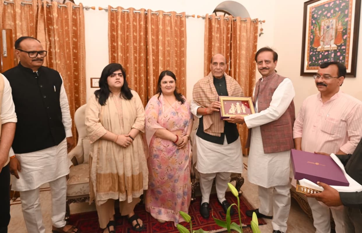 Lucknow: Defence Minister Rajnath Singh met the bereaved families and expressed his condolences.