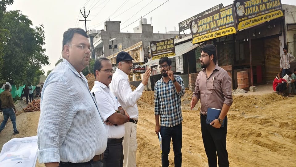 Divisional Commissioner Expresses Anger Over Lapses in CM Grid Road Construction in Agra