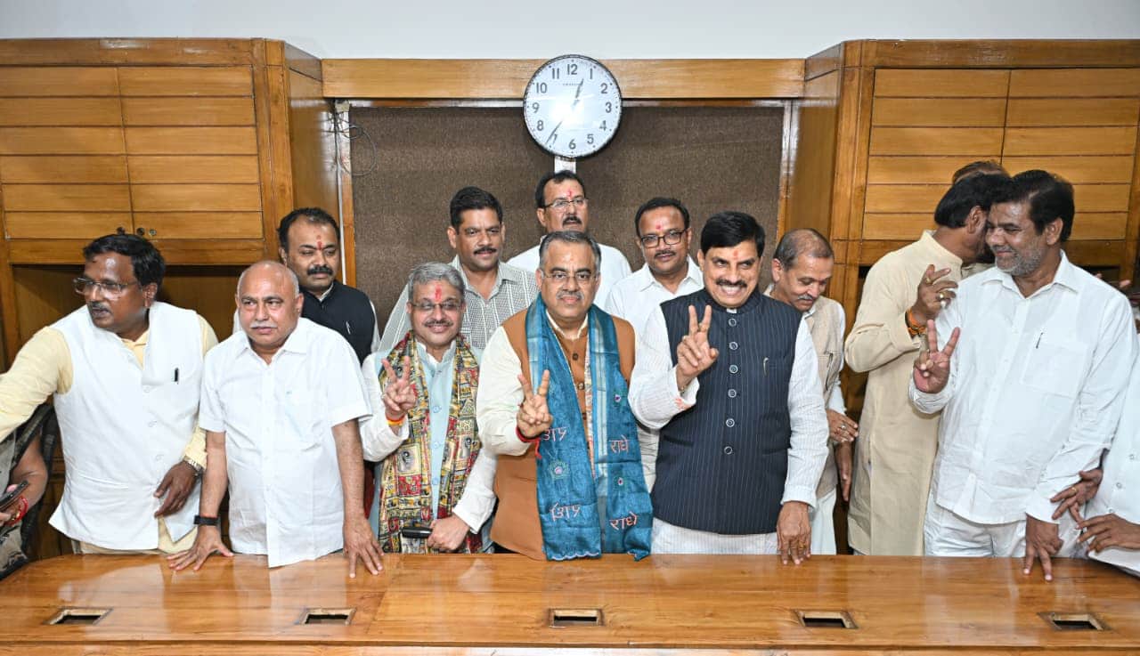 मप्र से राज्यसभा चुनाव के लिए भाजपा के दोनों उम्मीदवारों ने नामांकन दाखिल कर दिया।