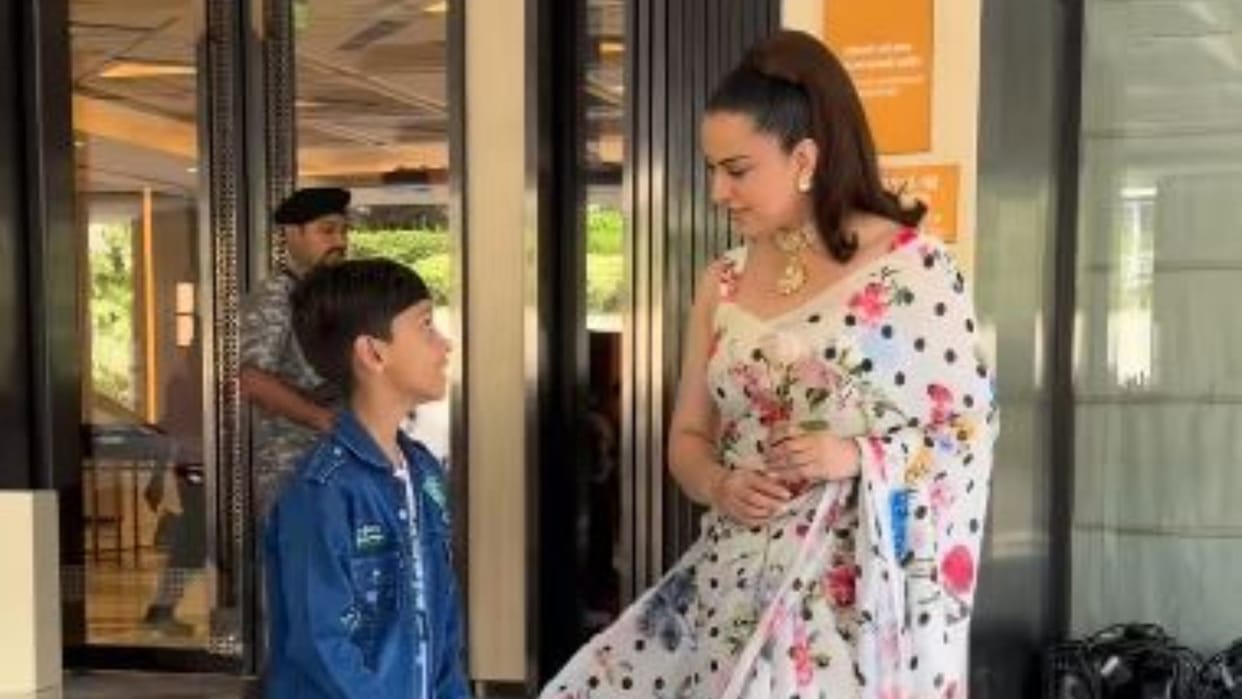 Kangana Ranaut in retro look fan gives her flower at Bharat bhhagya viddhaata promotional event