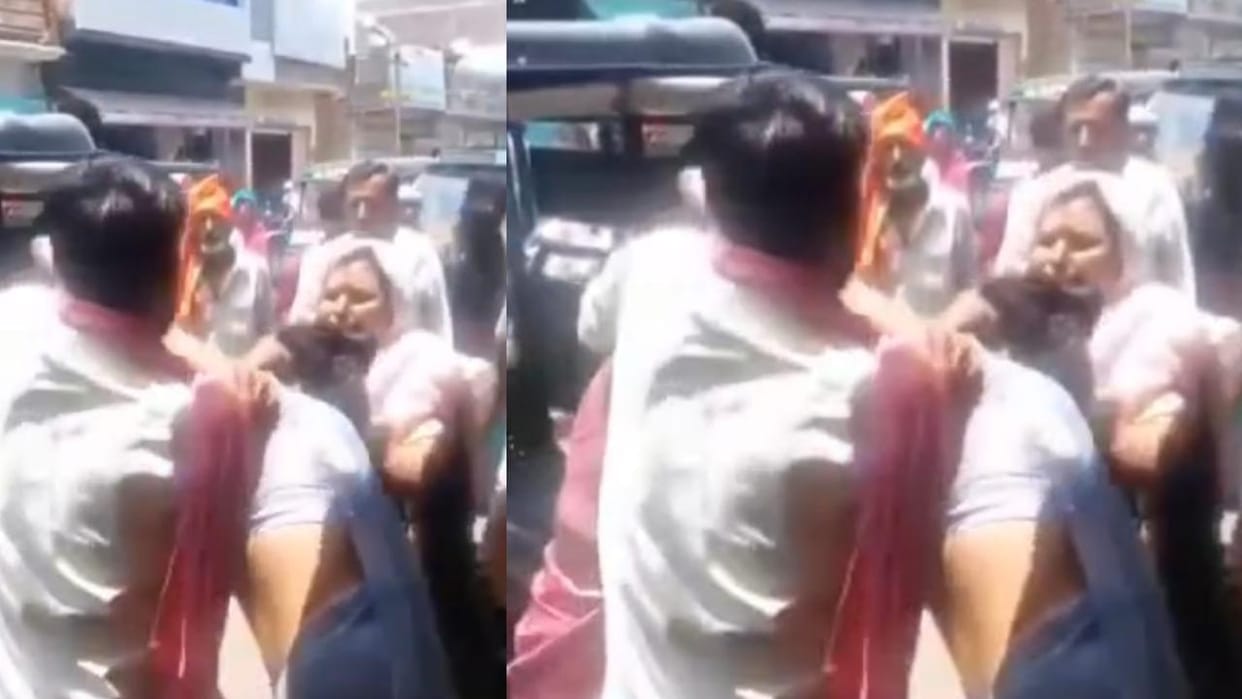 Jhansi: Girlfriend and wife fight in the middle of the road, video goes viral