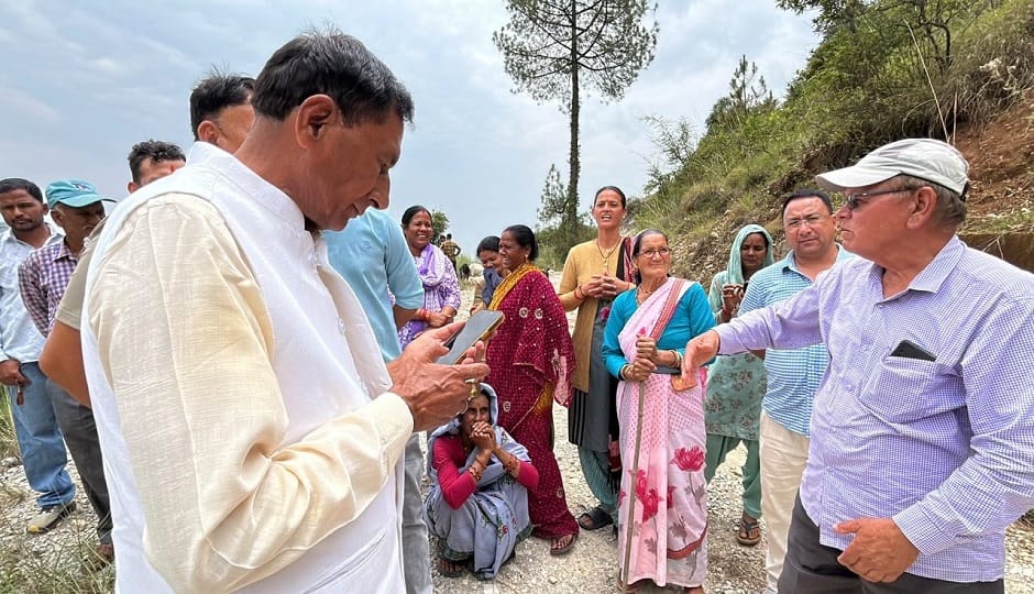 MLA Chuphal surrounded over the poor condition of the road, women stopped the convoy