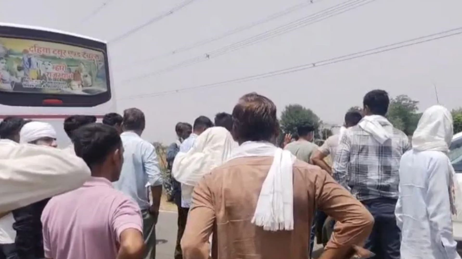 सवारियों और टाइमिंग को लेकर हंगामा