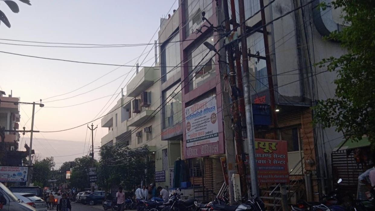 Jhansi: 57 nursing homes and hospitals are playing with fire, operating in narrow streets despite notices.