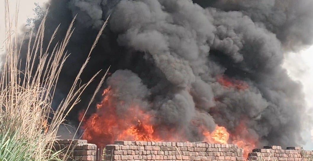 Meerut: Toxic Smoke From Scrap Fire Sparks Protest by Villagers in Meerut