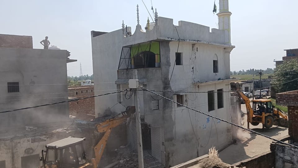संभल में अवैध अतिक्रमण हटाती जेसीबी