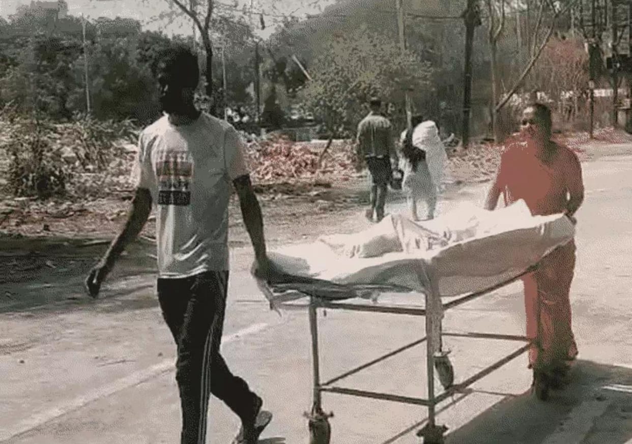 Indore: Parents pushed their son on a stretcher for a kilometre in the scorching sun at Indore's MY Hospital.
