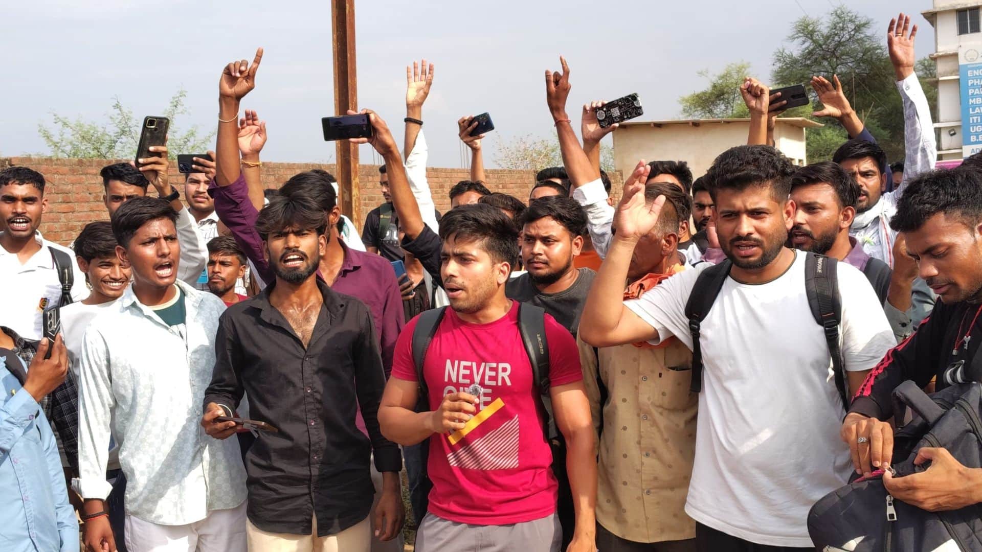 आक्रोशित भीड़