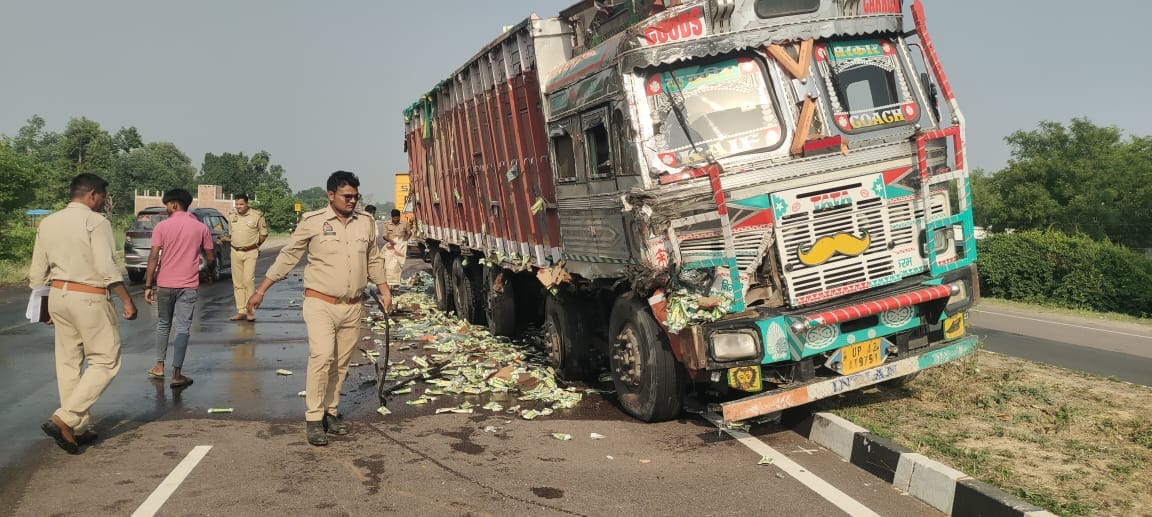 Amethi: A DCM loaded with liquor collided with a truck on the highway, killing the driver; liquor spilled free