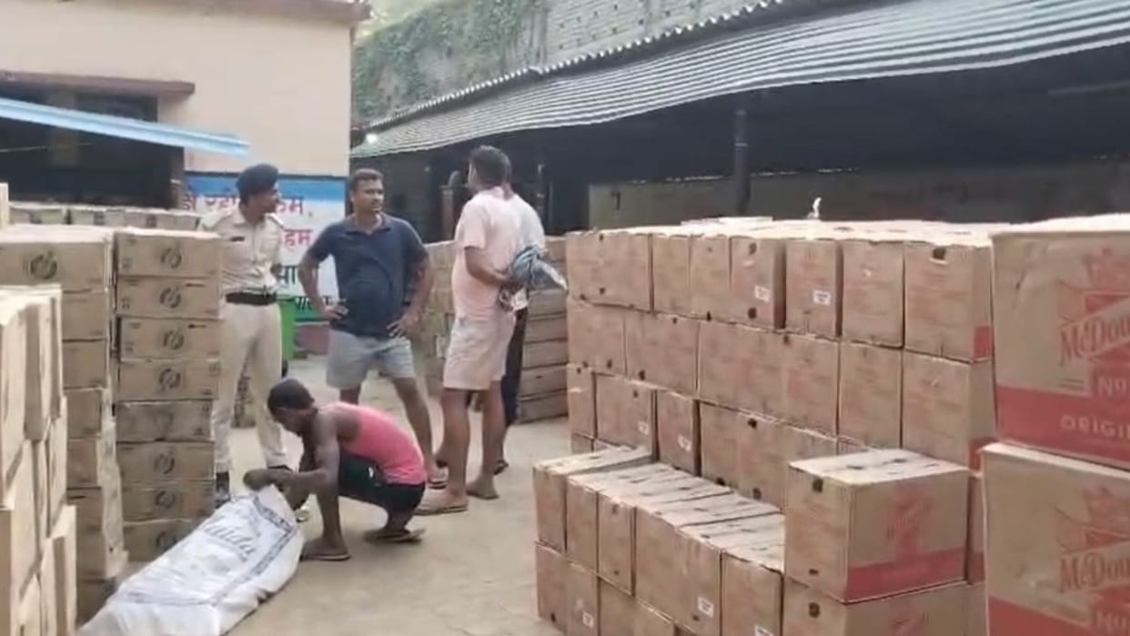 Ballia News Liquor 80 lakh seized from paddy husk driver arrested smuggling amidst liquor ban Bihar
