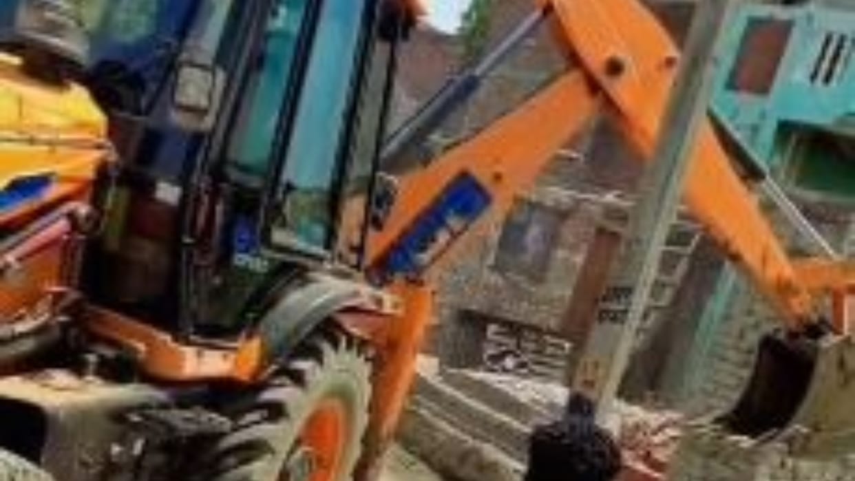 Bulldozer ran on illegal house in budaun