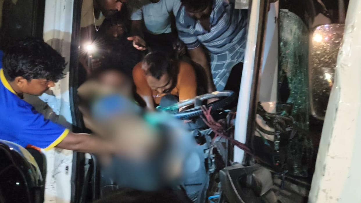 Collision between two trailers; driver dies getting trapped in cabin causing traffic jam bypass
