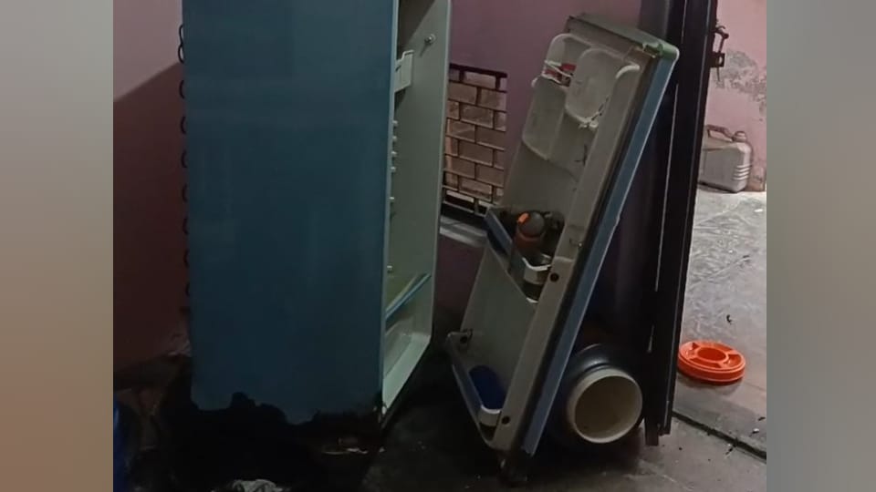 firozabad Suicide Broken fridge door scattered kitchen items and Khushi and Arun agony during final moments