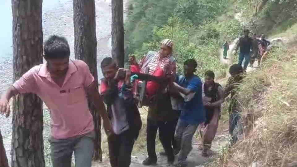डंडी कंडी से प्रसव पीड़िता को पहुंचाया अस्पताल