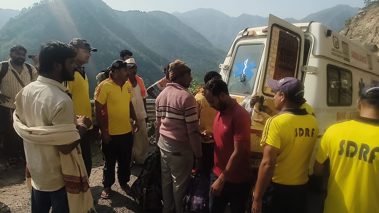 हाईवे पर बस पलटी