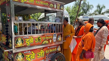 Haridwar: धर्मनगरी में बिरयानी शब्द को लेकर उठा विवाद, संतों ने जताई आपत्ति, वेज पुलाव के पोस्टर चिपकाए Veg Biryani Controversy in Haridwar Saints protested, name pasting posters of vegetarian pulao on cart