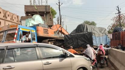 “Development or Disaster? Six Months of Incomplete Divider Work Turns Burhanpur Roads into Traffic Nightmare”