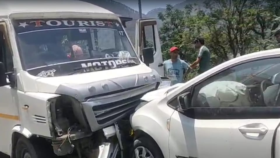 कार और टेंपो की भिडंत