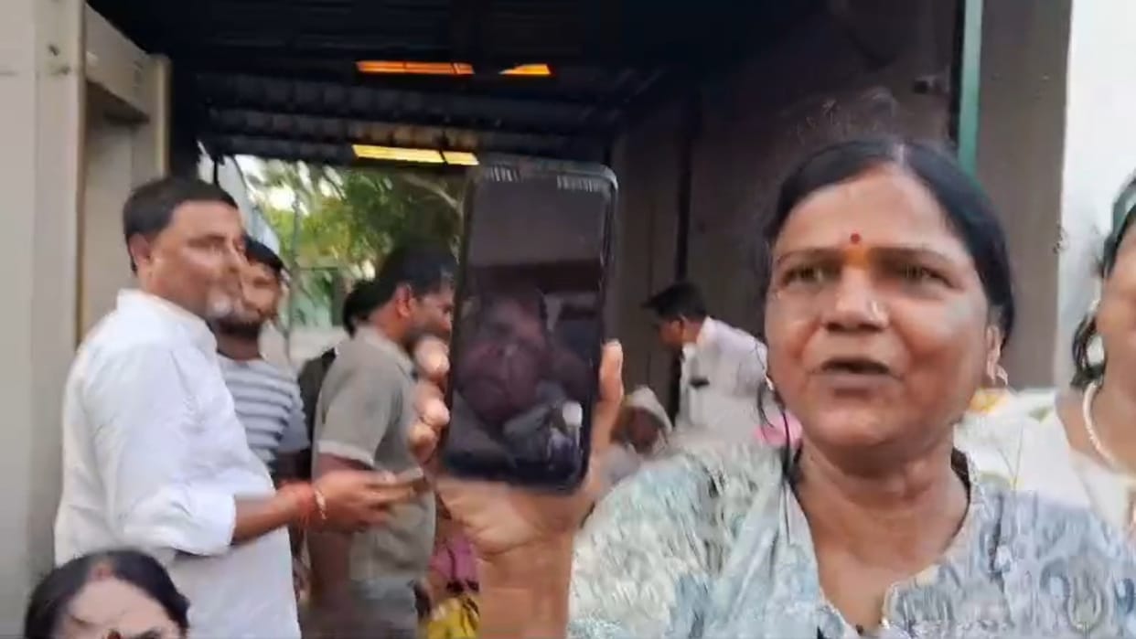 Lalu Yadav spoke video calling RJD party workers stood as guard in front of Rabdi devi residence Bihar news